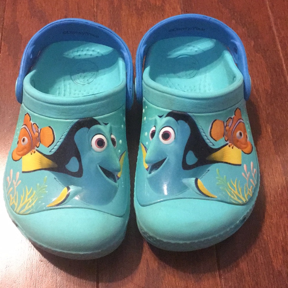 Size 8/9 finding Dory crocs.